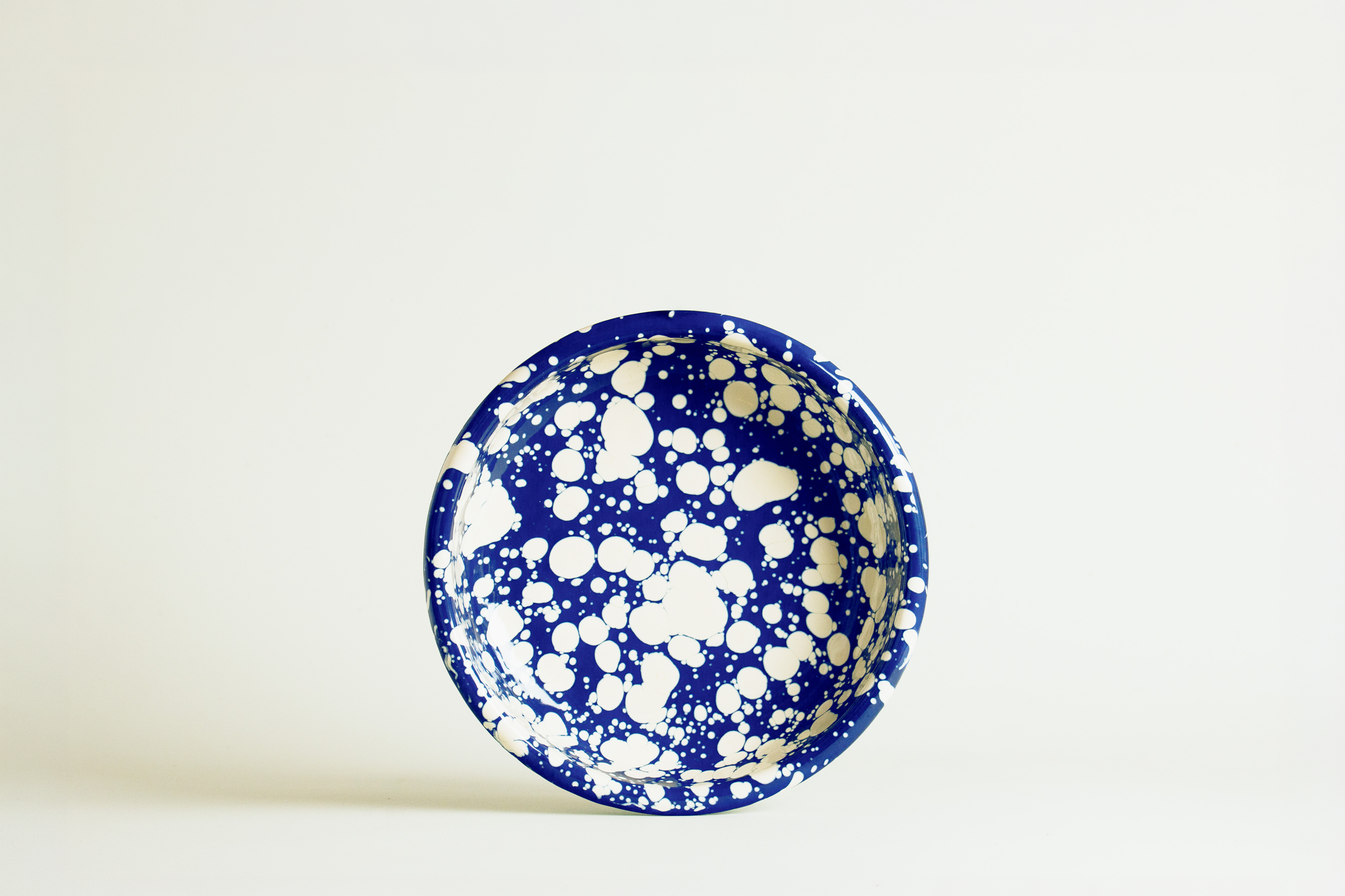 RIM-PLATE <br> Cobalt/Ecru