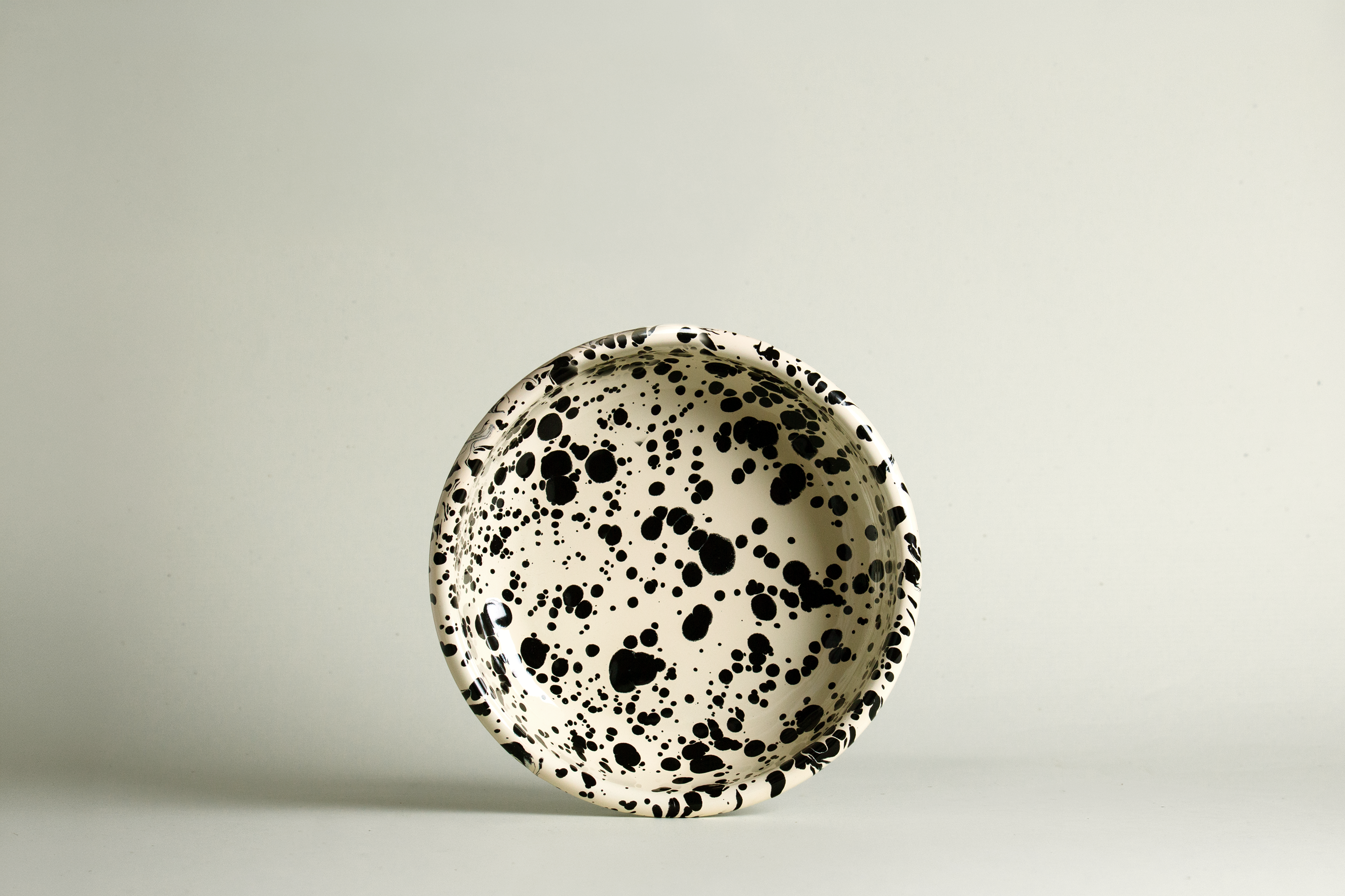 RIM-PLATE <br> Ecru/Onyx